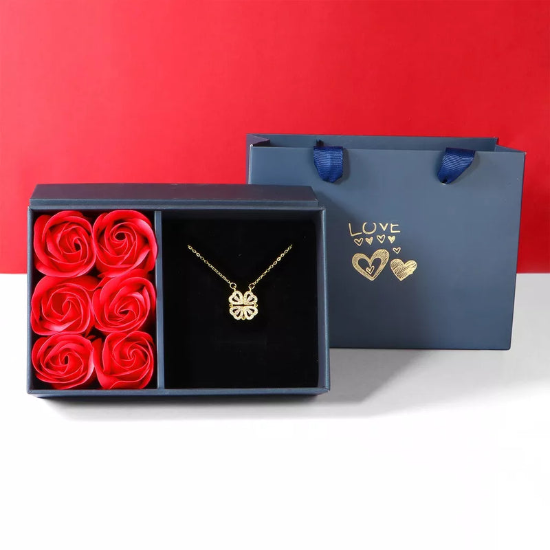 Colar Trevo de Coração | Caixa Personalizada Com 6 Rosas